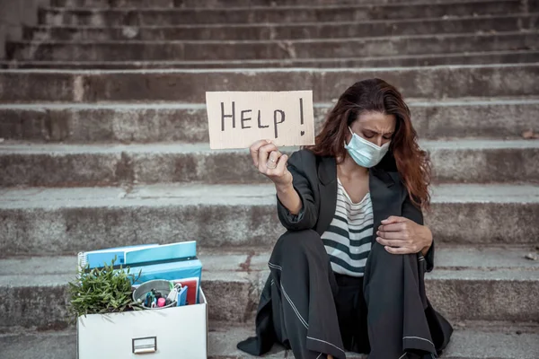 Triste Femme Déprimée Portant Masque Facial Vient Tirer Son Emploi — Photo