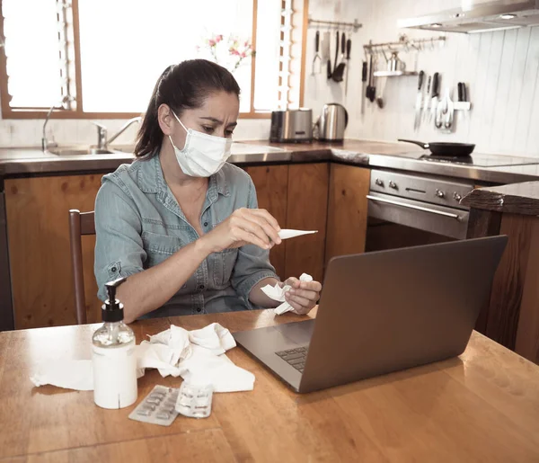 Covid 19オンライン医学相談 ビデオ通話で医師と接続マスクを持つ病気の女性 オンライン患者は コロナウイルス病の症状の治療に関する医学的助言のために医師に話す — ストック写真