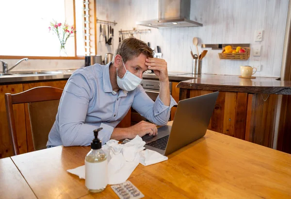 Covid Online Medisch Consult Zieke Man Met Masker Verbinding Met — Stockfoto