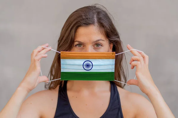 科罗纳韦病毒在印度的爆发和全球健康危机 戴著印度国旗的女性面对2019年新科罗纳威斯传染病时的面部面具 保护儿童免受Covid 19伤害的概念画像 — 图库照片