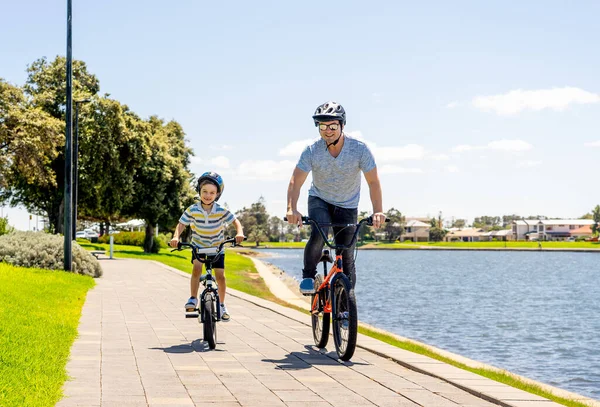 Happy Father Son Riding Bicycles Lake Father Son Having Fun — Stock Photo, Image