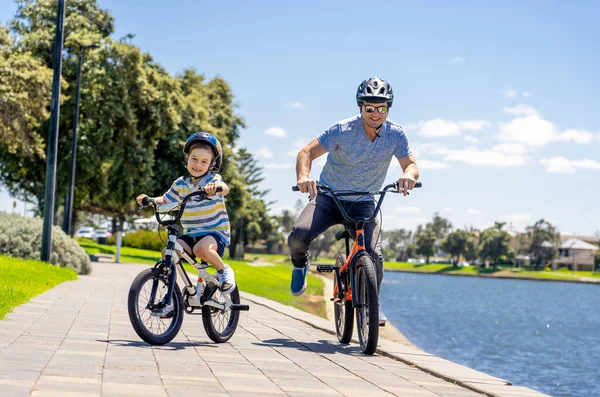 Happy Father Son Riding Bicycles Lake Father Son Having Fun — Stock Photo, Image