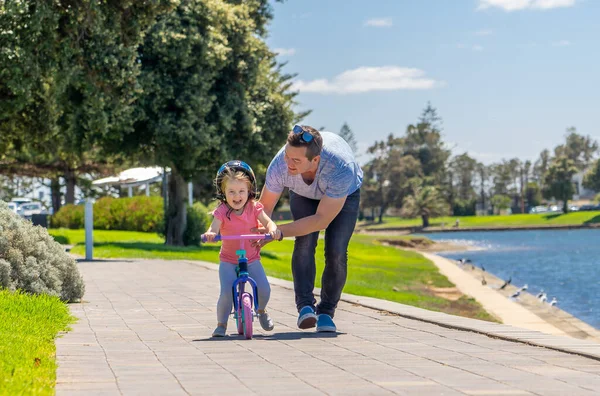 Little Girl Learning Ride Bicycle His Father Park Lake Father — Stock Photo, Image