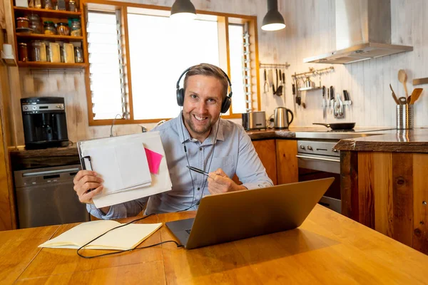 Šťastný Obchodník Notebooku Pracující Domova Freelancer Počítači Videokonferenci Zaměstnanci Pracující — Stock fotografie