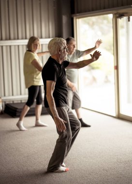 Tai Chi sınıfındaki bir grup son sınıf öğrencisi aktif bir emeklilik hayatı yaşıyor. Yaşlılarda egzersiz ve spor yapmanın zihinsel ve fiziksel faydaları. Kıdemli sağlık ve refah konsepti.