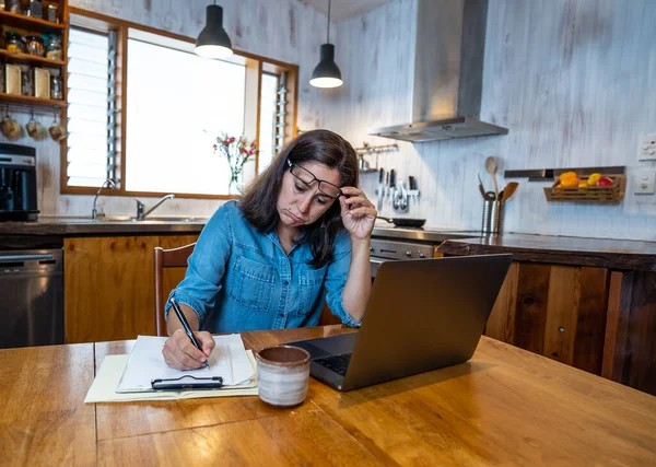 Mujer Negocios Estresada Que Trabaja Desde Casa Ordenador Portátil Preocupada — Foto de Stock