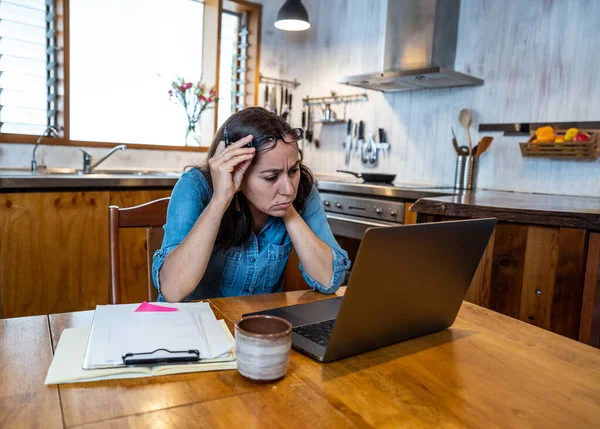 Mulher Negócios Estressada Trabalhando Casa Laptop Olhando Preocupado Cansado Sobrecarregado — Fotografia de Stock