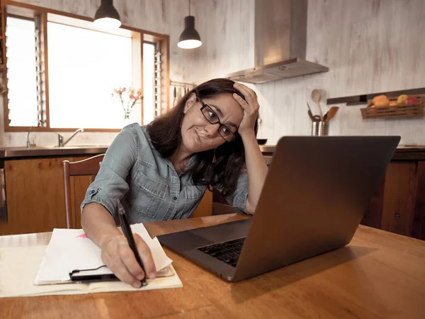 Mulher Negócios Estressada Trabalhando Casa Laptop Olhando Preocupado Cansado Sobrecarregado — Fotografia de Stock