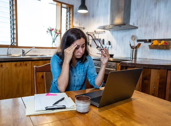 Стрессовая Деловая Женщина Работающая Дома Ноутбуке Выглядит Взволнованной Уставшей Подавленной — стоковое фото