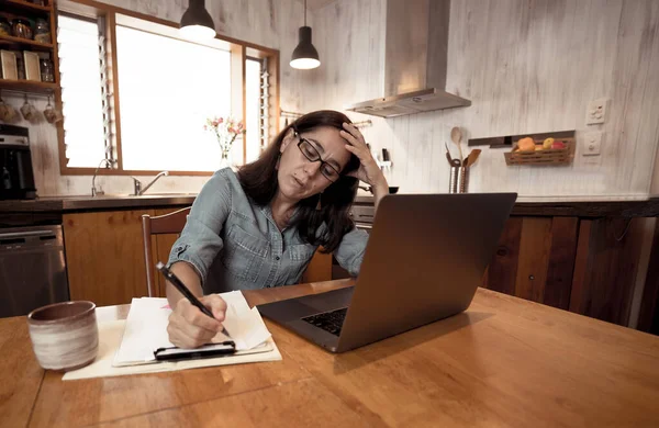Mulher Negócios Estressada Trabalhando Casa Laptop Olhando Preocupado Cansado Sobrecarregado — Fotografia de Stock