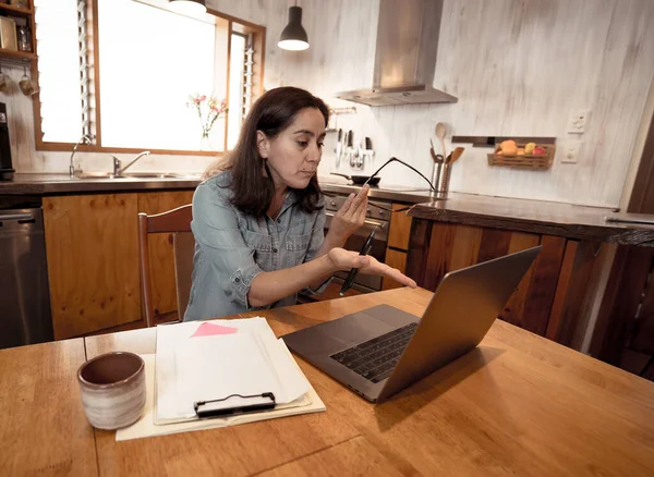 Mulher Negócios Estressada Trabalhando Casa Laptop Olhando Preocupado Cansado Sobrecarregado — Fotografia de Stock