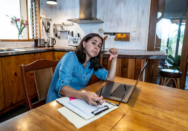 Een Gestresste Zakenvrouw Die Thuis Werkt Een Laptop Die Bezorgd — Stockfoto
