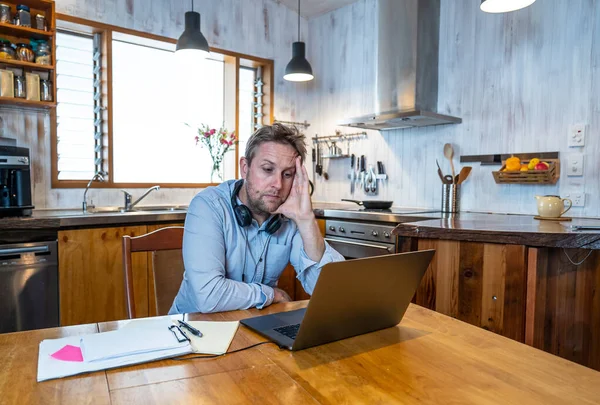 Stresszes Üzletember Laptopon Aki Otthon Dolgozik Aggódva Fáradtnak Túlterheltnek Tűnik — Stock Fotó