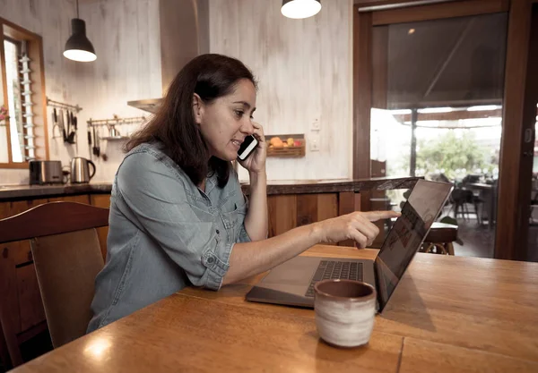 Gelukkige Succesvolle Vrouw Laptop Die Thuis Werkt Freelancer Medewerker Videoconferentie — Stockfoto