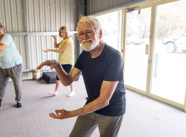 Grupo Personas Mayores Clase Tai Chi Que Ejercen Estilo Vida —  Fotos de Stock