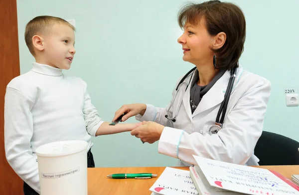 Grip aşısı için hazırlanıyor.