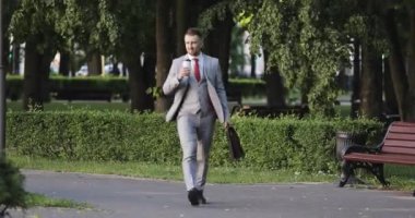 Evrak çantalı zengin bir işadamının yaz parkında kahve içişi..