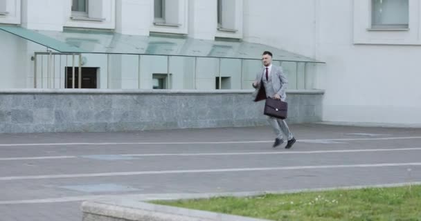 Богатый бизнесмен с портфелем опаздывает на работу. . — стоковое видео