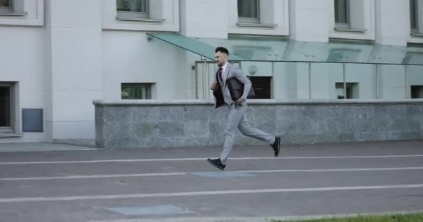 Geschäftsmann oder Anwalt in formeller Klage kommt zu spät zur Arbeit. — Stockvideo