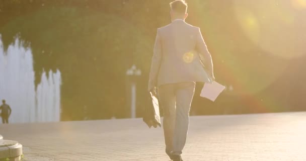 Un hombre de negocios cansado camina por la ciudad . — Vídeos de Stock