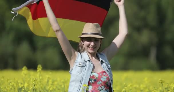 Флаг Германии развевается на ветру . — стоковое видео