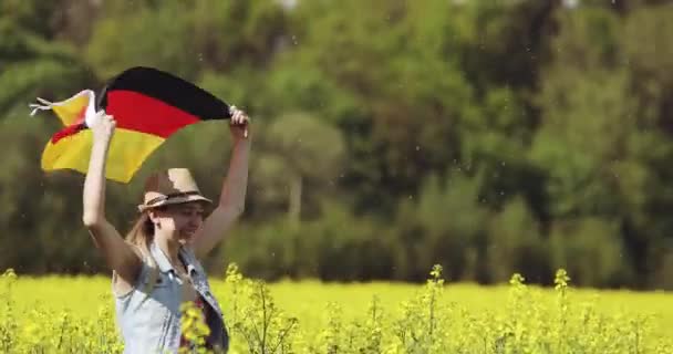 Bandeira da Alemanha tremulando ao vento . — Vídeo de Stock