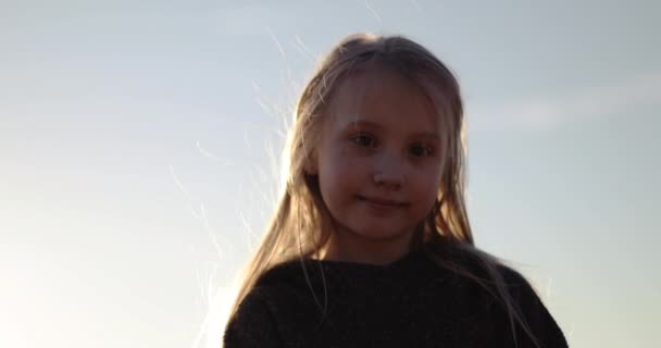 Portrait d'une jolie fille au coucher du soleil . — Video