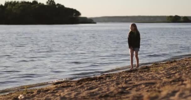 Niedliches Baby, das sich im Freien ausruht. — Stockvideo