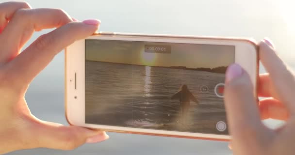 Les mains féminines tournent la vidéo au téléphone . — Video