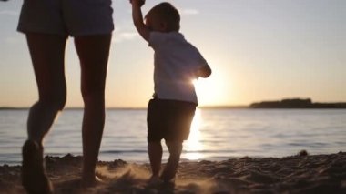 Mutlu bir aile. Güneş çocuğu öptü.