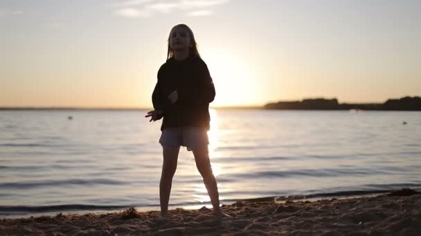 Schöne Mädchen tanzen auf dem See bei Sonnenuntergang. — Stockvideo