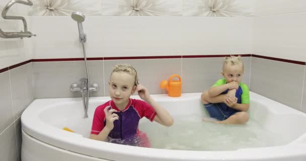 Kinderen wassen zich in het bad. — Stockvideo