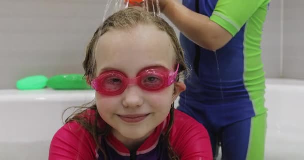 Kinderen hebben plezier in de badkamer. — Stockvideo