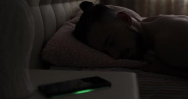 Cep telefonunda ışık olan çalar saat.