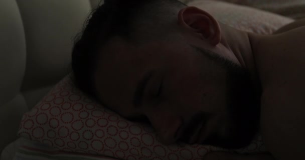 Primer plano de la cara masculina dormida . — Vídeo de stock