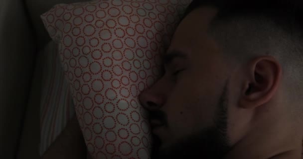 Primer plano de la cara masculina dormida . — Vídeos de Stock