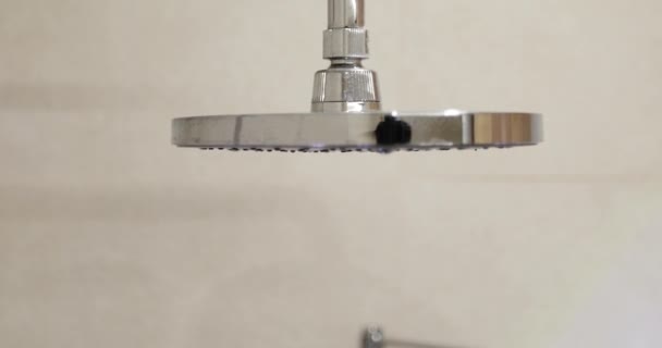 A água flui do misturador no chuveiro . — Vídeo de Stock