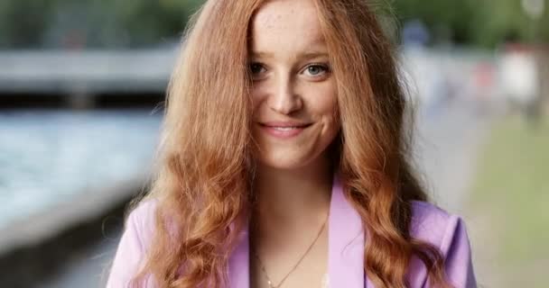 Ritratto di ragazza felice con capelli rosso brillante nel parco estivo durante il tramonto . — Video Stock