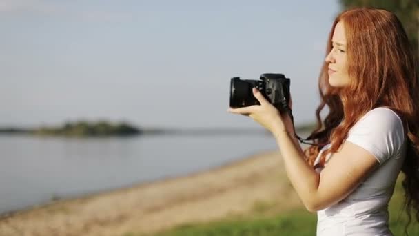 Retrato de mujer feliz joven con el pelo rizado rojo — Vídeos de Stock