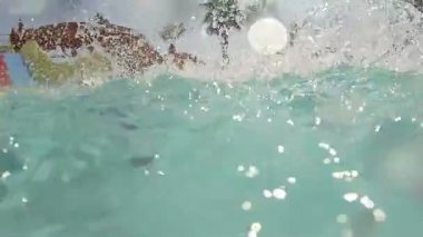 Kız aquapark 'ta su kaydırağını seviyor.. 