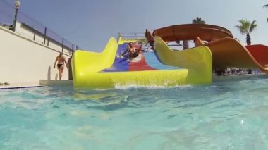 Aile su parkında dinleniyor..