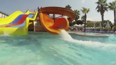 Adam su parkında su kaydırağında eğleniyor..