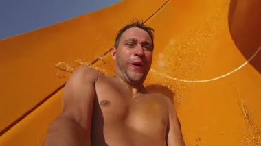 Adam su kaydırağında hız yapıyor..