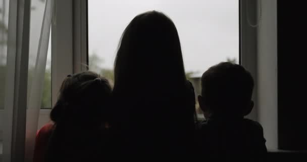 Covid-19中に窓の外を見ている子供たちのシルエット. — ストック動画