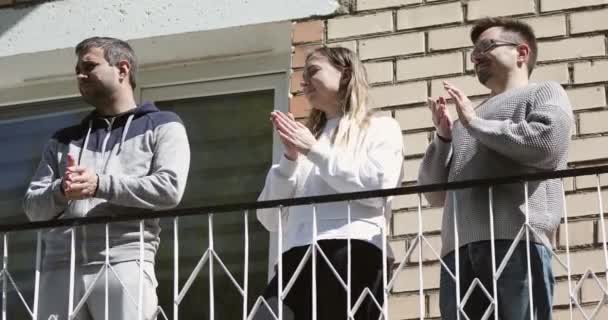 Menschen applaudieren während der Coronavirus-Pandemie von ihrem Balkon. — Stockvideo