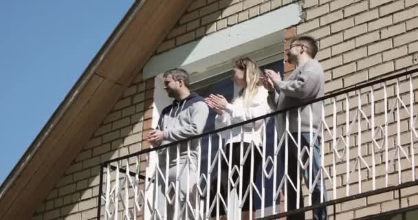 Lidé tleskají na balkóně. — Stock video