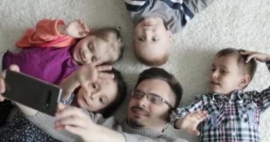 Mutlu bir aile cep telefonuyla video görüşmesi yapıyor.. 