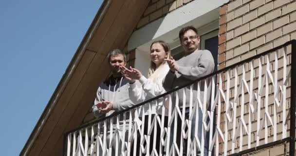 Gente aplaudiendo en el balcón para mostrar gratitud al trabajador de la salud . — Vídeos de Stock