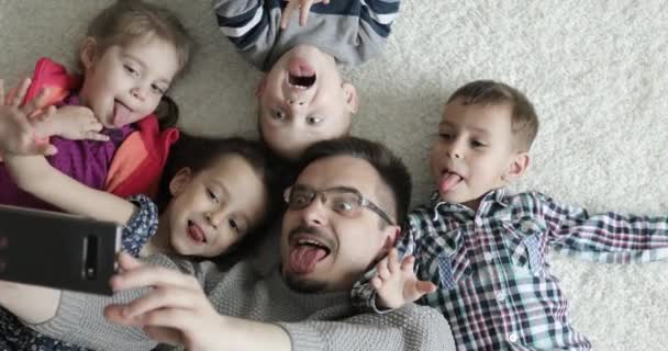 Papà con bambini stanno parlando su una videochiamata su un telefono cellulare. — Video Stock