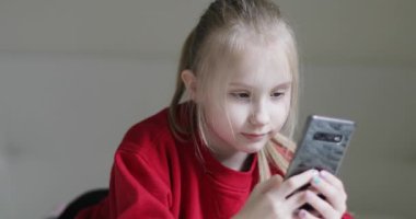 Liseli kız evde kaldı ve akıllı telefonuyla çizgi film izliyor.. 